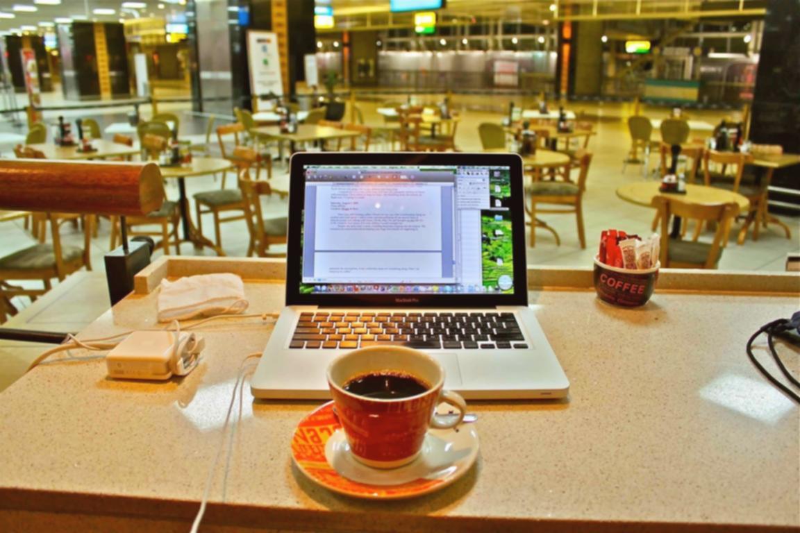 Professioneller Arbeitsplatz mit Laptop und Finanzunterlagen