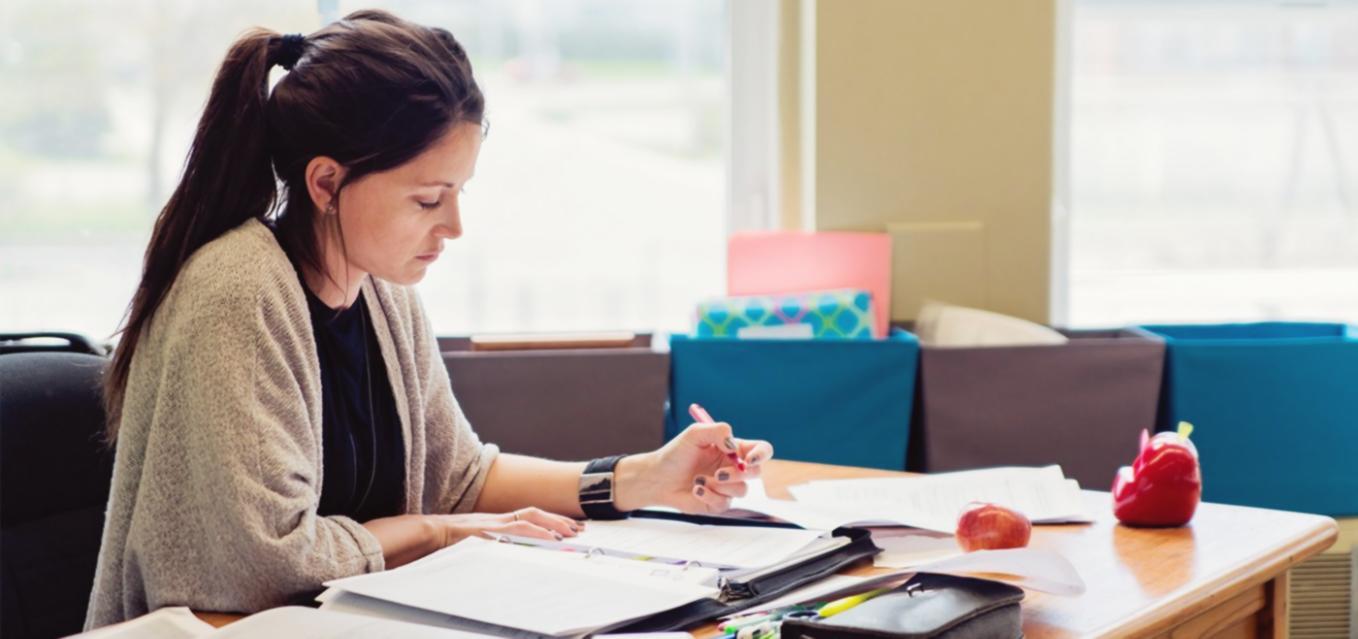 Konzentrierte Arbeit am Laptop