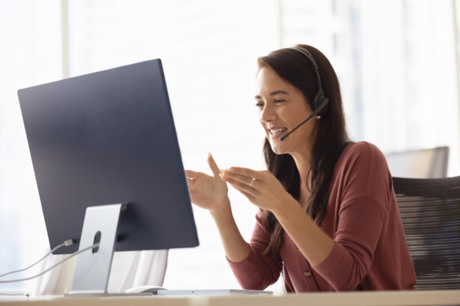 Arbeitsplatz mit Laptop und Unterlagen für strategische Planung