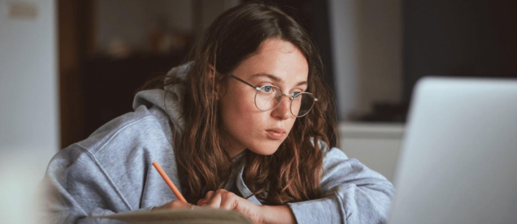 Teilnehmer bei der praktischen Umsetzung digitaler Geschäftsmodelle in unserer Lernumgebung