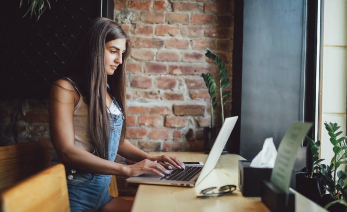 Moderner Arbeitsbereich mit digitalen Tools