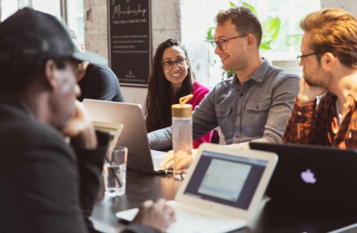 Person arbeitet konzentriert an einem Projekt
