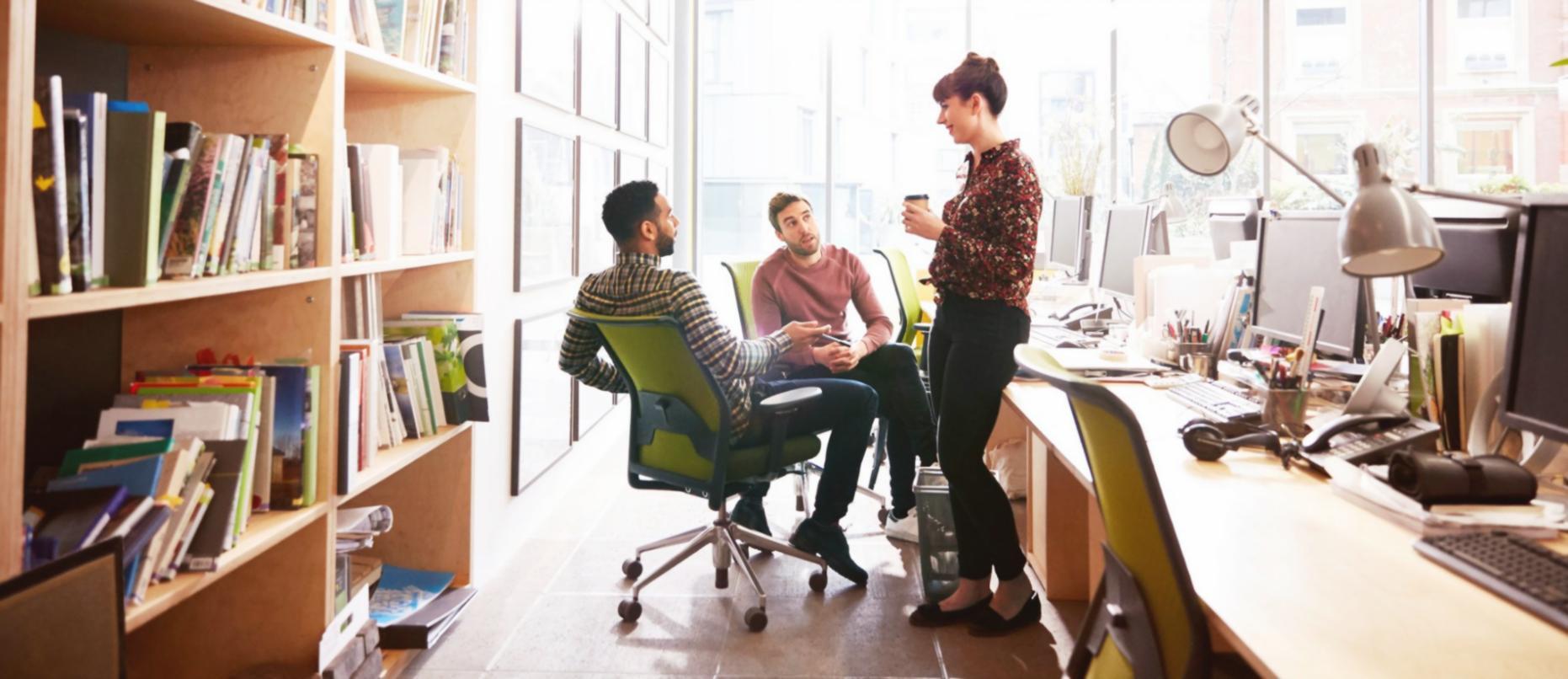 Arbeitsplatz mit Laptop und Notizen, symbolisiert den Beginn der Lernreise